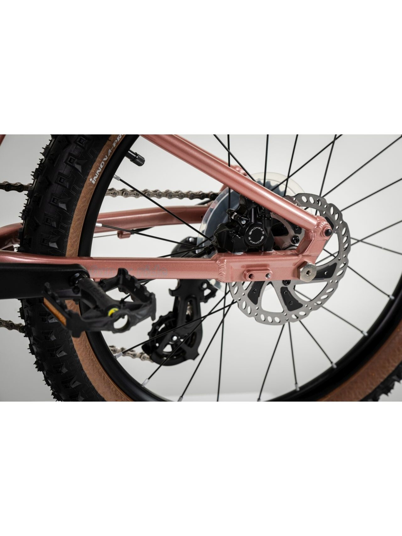KROSS Liftie 20 X MY26 / Pink-Grey Gloss / lengvas vaikiškas dviratis (20") 19 KROSS Liftie 20 X MY26 / Pink-Grey Gloss / lengvas vaikiškas dviratis (20") 19