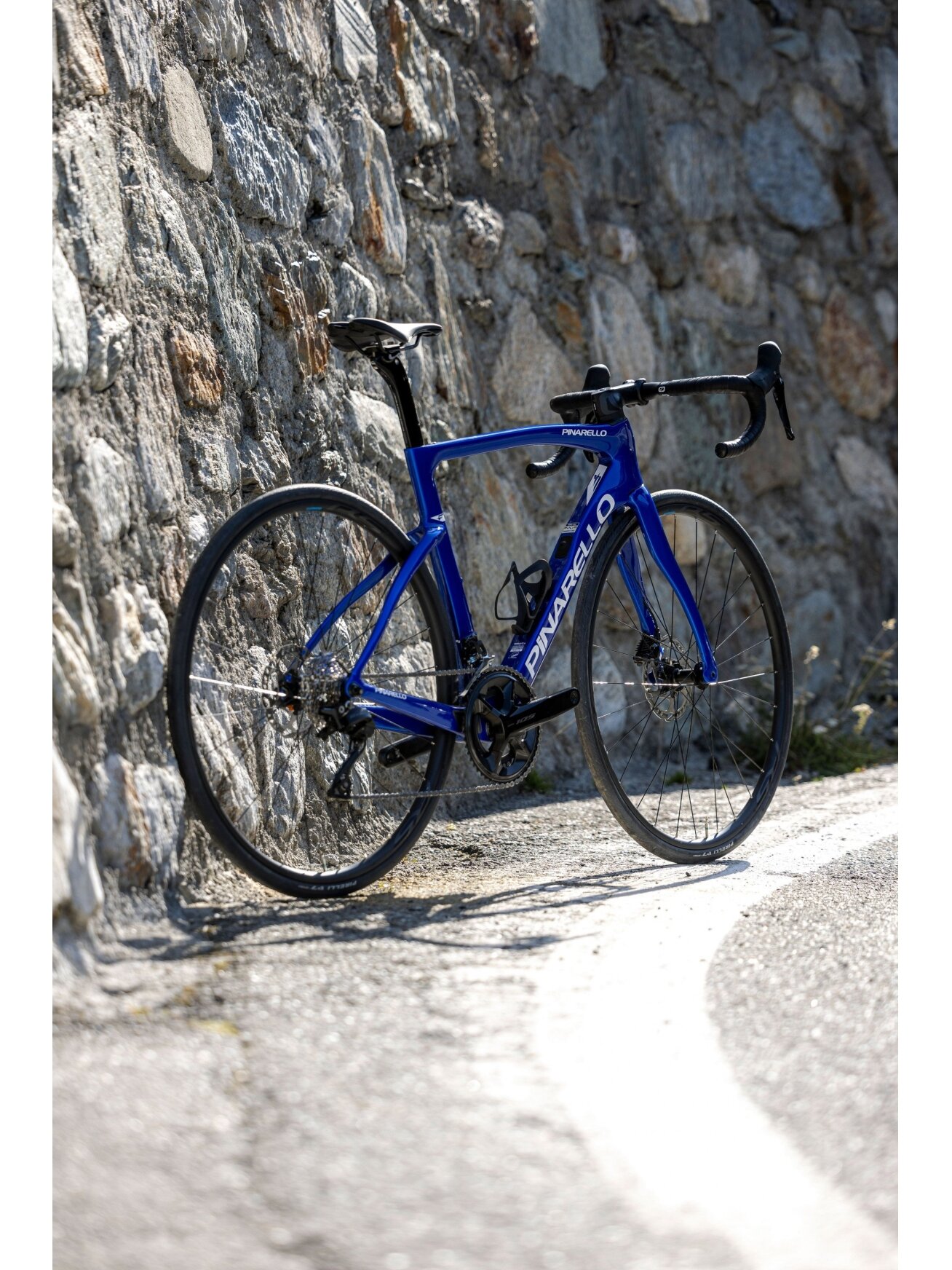 Pinarello F1 Disc / SHIMANO 105 2x12 / SHIMANO WH-RS171 / Formula Blue / plento dviratis (28") 9 Pinarello F1 Disc / SHIMANO 105 2x12 / SHIMANO WH-RS171 / Formula Blue / plento dviratis (28") 9